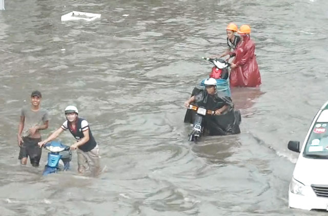 Clip: Mưa to, nước chảy như sông trên đường phố Sài Gòn