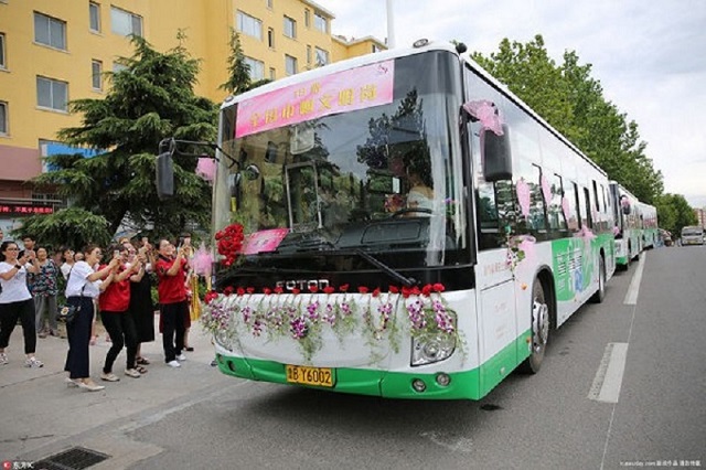 Cô dâu tự tay lái... xe buýt đưa chú rể đến lễ cưới ở Trung Quốc