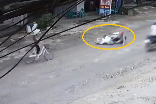 Clip: Gây tai nạn, người đàn bà lái xe đạp thản nhiên bỏ đi