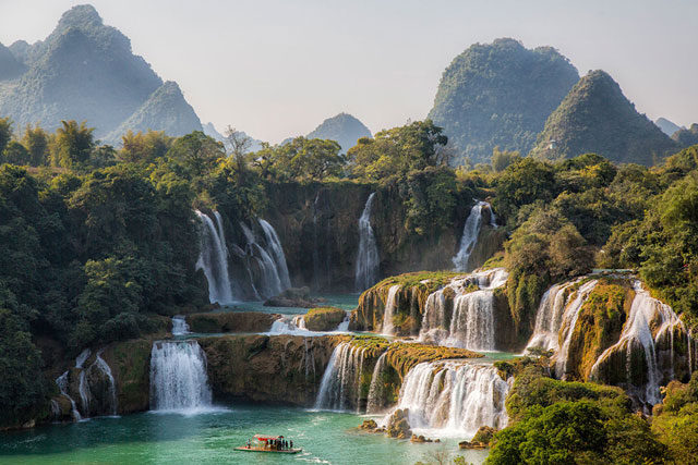Ngắm vẻ thơ mộng của thác nước đẹp nhất nhì thế giới ngay tại Việt Nam