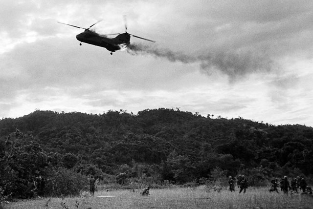 Loạt ảnh hiếm máy bay Mỹ "rụng như sung" ở Việt Nam