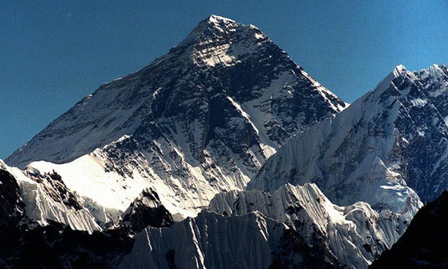 Đỉnh núi cao nhất thế giới Everest đang "lùn" đi?