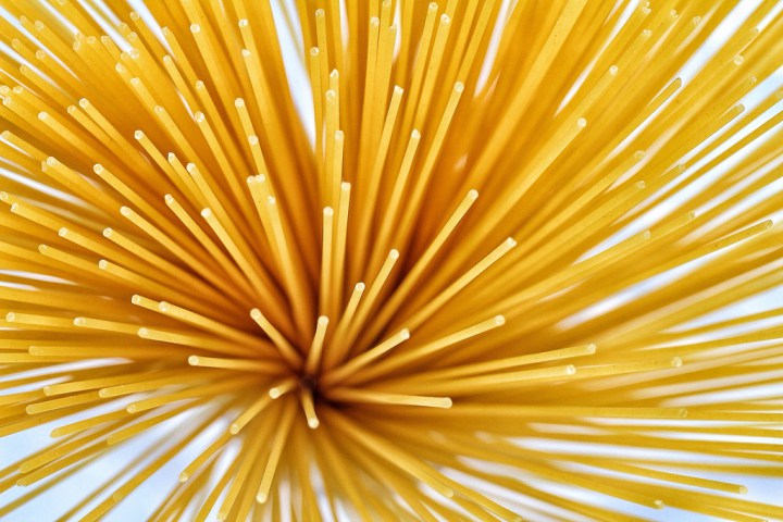Các nhà khoa học vừa tìm ra cách thức hoàn hảo để... bẻ gãy sợi mì spaghetti
