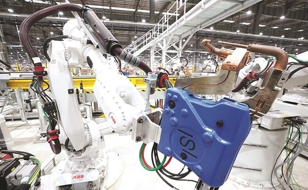 Robot "đổ bộ" vào nhà máy Việt Nam