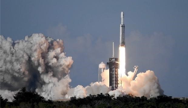 SpaceX thực hiện thành công vụ phóng thương mại đầu tiên